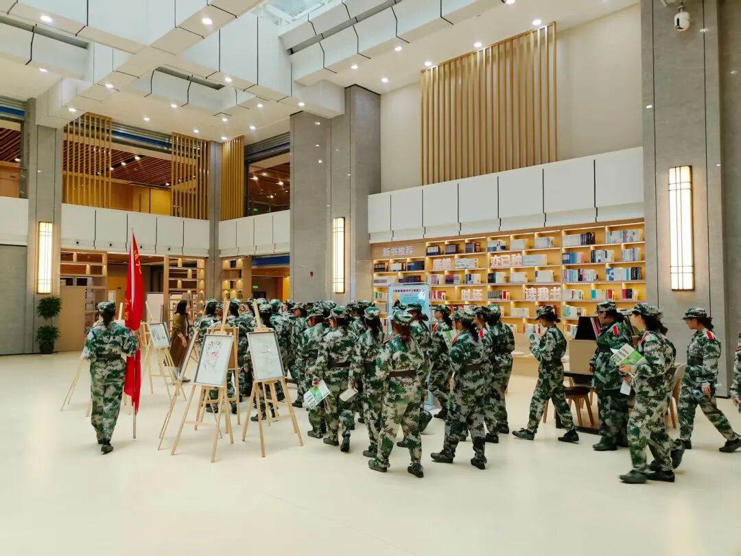 参观畅销书推荐区