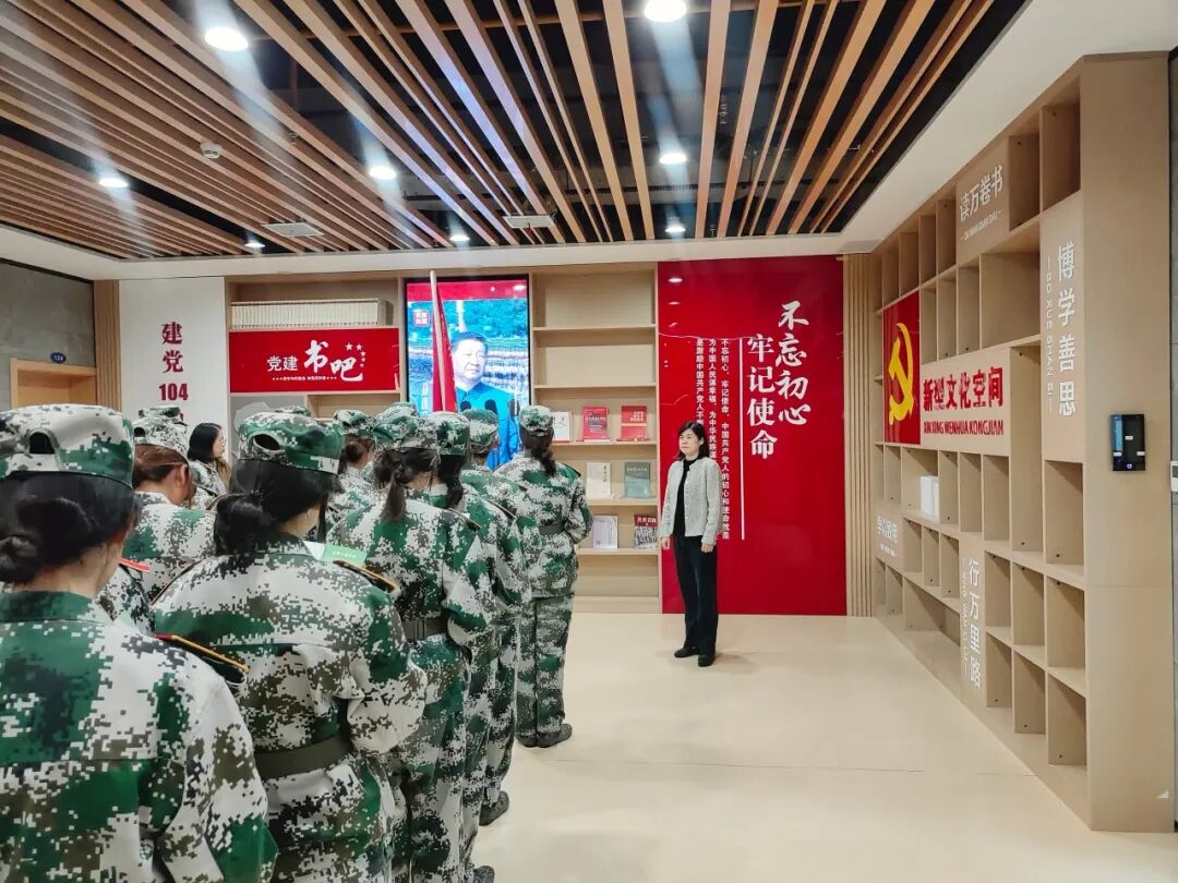 参观党建学习区